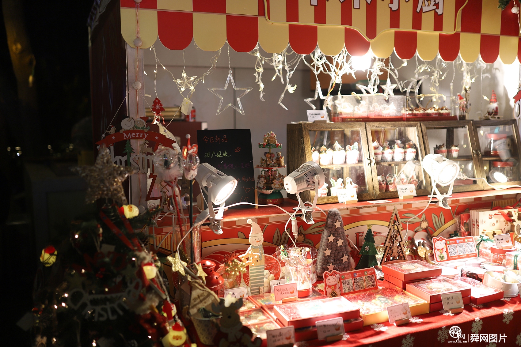 青岛：月亮市集举行 吸引市民前往