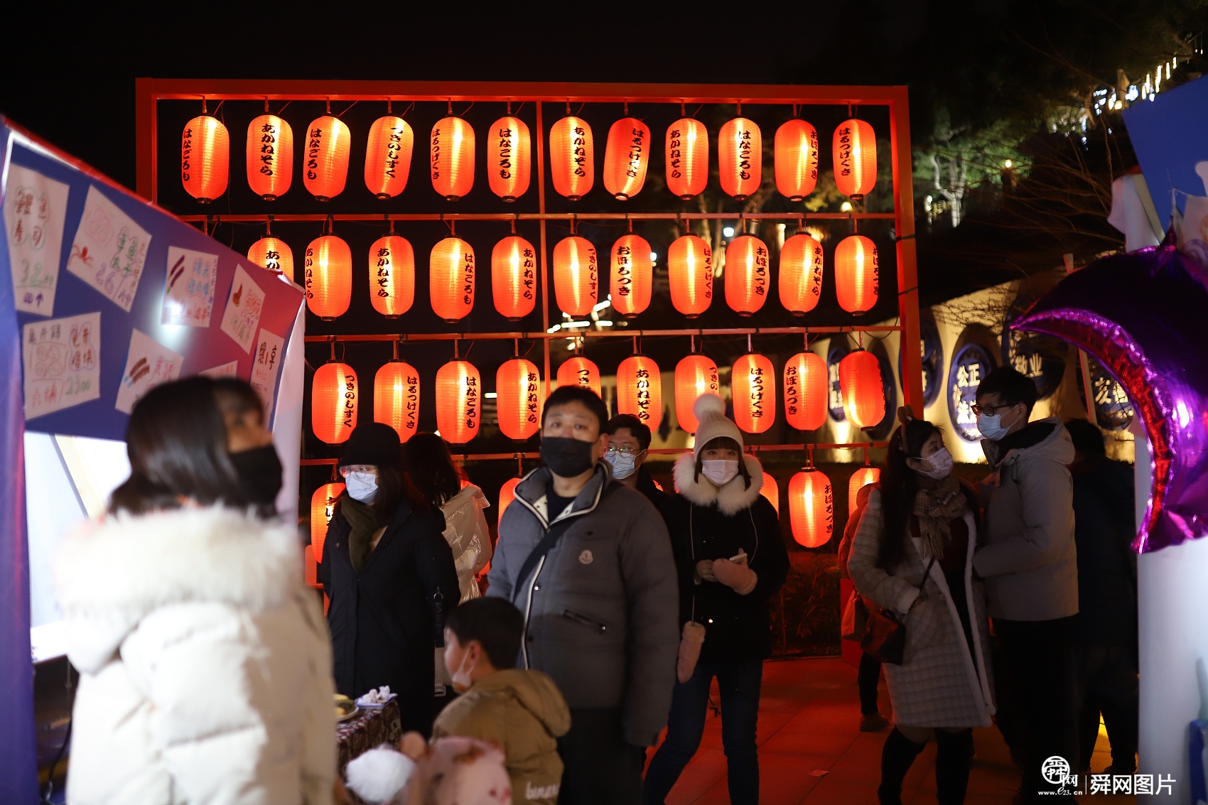 青岛：月亮市集举行 吸引市民前往