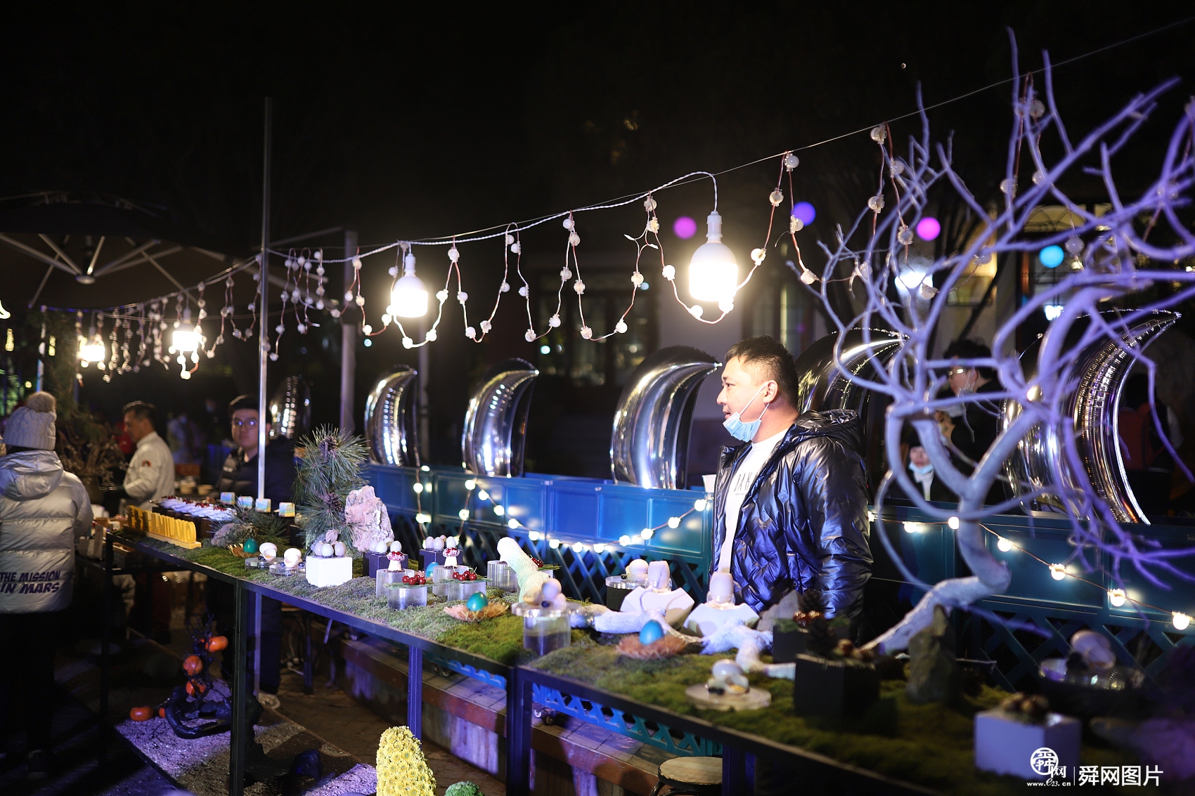 青岛：月亮市集举行 吸引市民前往