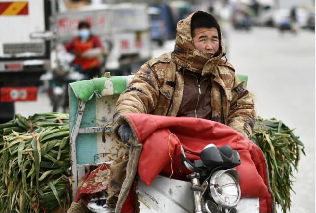 济南：批发市场冰雪覆盖  蔬菜供应量足价稳