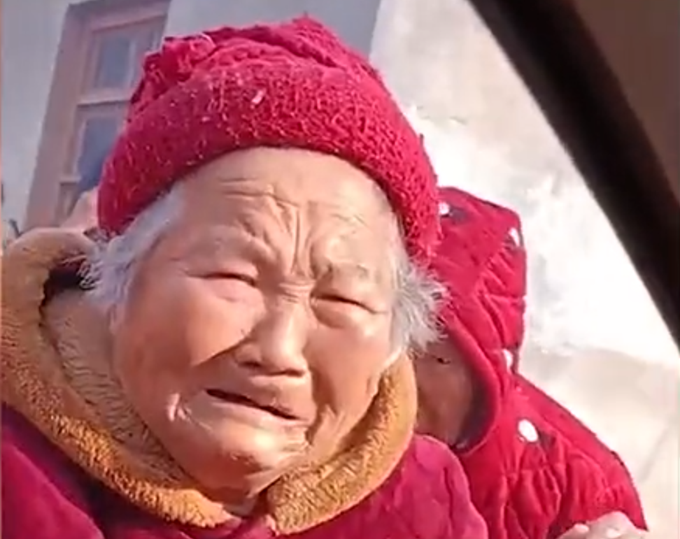 8旬母亲含泪送嫁 21岁养女不走了！专门盖一间房居住并照顾老人