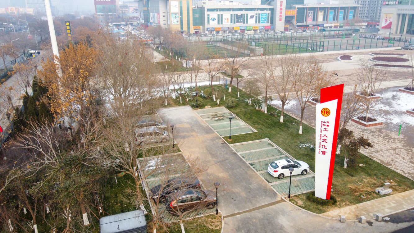天桥区最大广场“美颜” 停车场改建成绿化带 