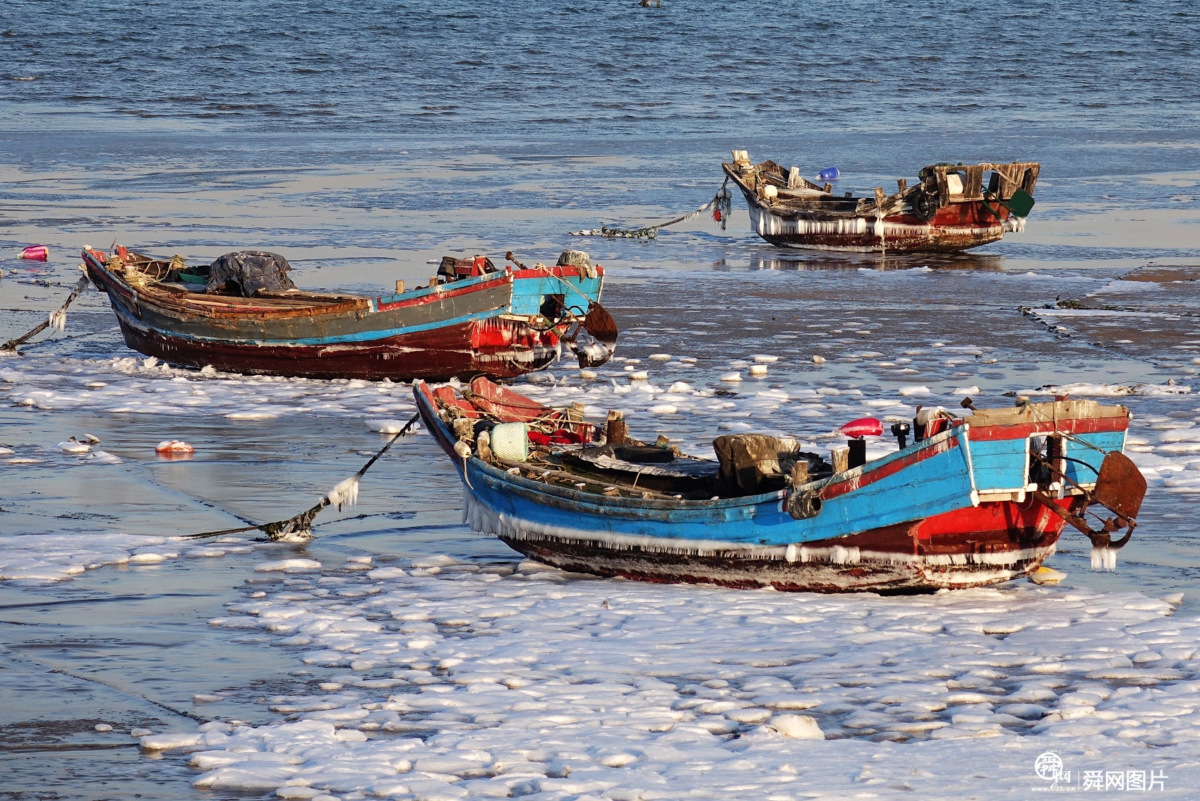 山东青岛：海滨渔船被冰封