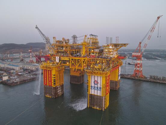 全球首座十万吨级深水半潜式生产储油平台交付启航