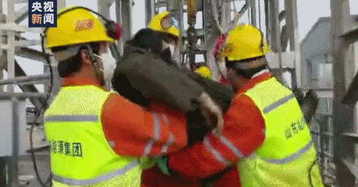 栖霞笏山金矿4中段发现多名被困矿工，正陆续升井！