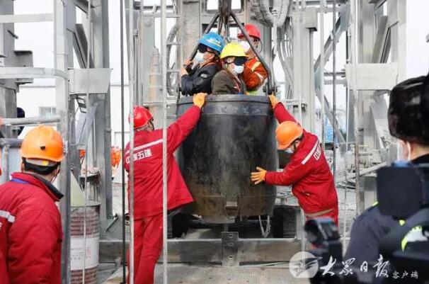刘家义李干杰在栖霞笏山金矿爆炸事故救援现场迎接被困矿工升井并到医院看望
