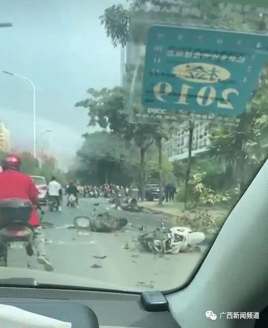 现场惨烈！广西一SUV撞多名行人已致4死6伤 现场满地车辆碎屑