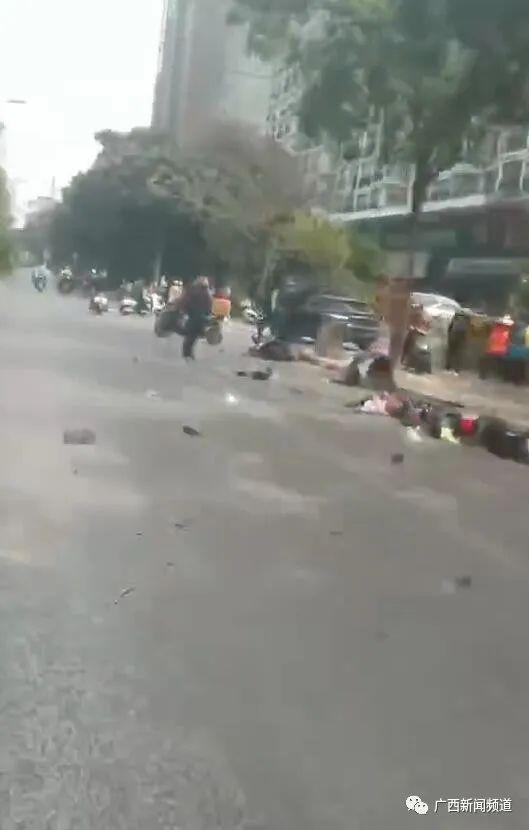 现场惨烈！广西一SUV撞多名行人已致4死6伤 现场满地车辆碎屑