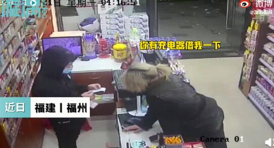 不忍直视！醉酒男便利店发疯偷亲男店员 ，令男店员彻底崩溃……