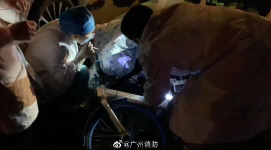 广州一男子骑共享单车，屁股被铁架刺穿…到底咋回事？