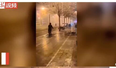 又菜又爱玩！醉汉与小树对打12秒被KO三次 爬起继续打