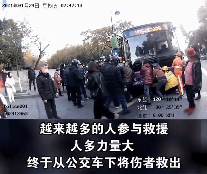 正能量！杭州一七旬老人被卷公交车底 热心群众抬车救人