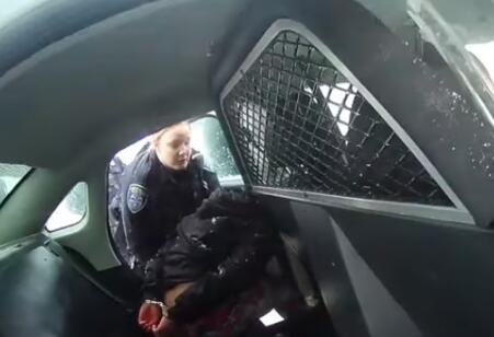 人权呢？美9岁女孩被带上警车喷胡椒喷雾，到底发生了什么？