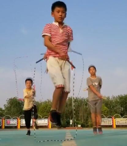 小学生跳绳创300多种花样跳法，坐着跳可太牛了！