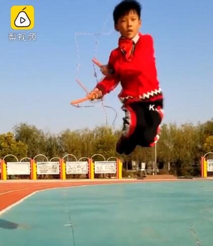 小学生跳绳创300多种花样跳法，坐着跳可太牛了！