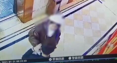 小伙遭女孩强吻举双手自证清白 男生遭性骚扰？
