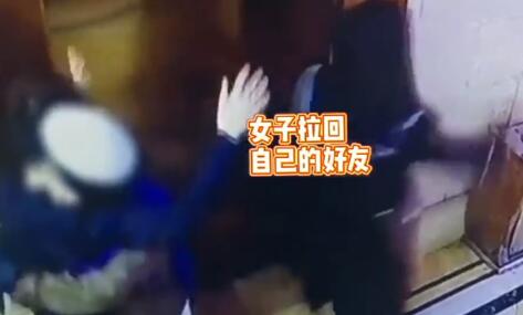 小伙遭女孩强吻举双手自证清白 男生遭性骚扰？