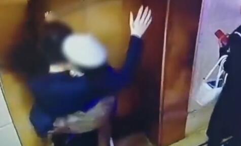 小伙遭女孩强吻举双手自证清白 男生遭性骚扰?
