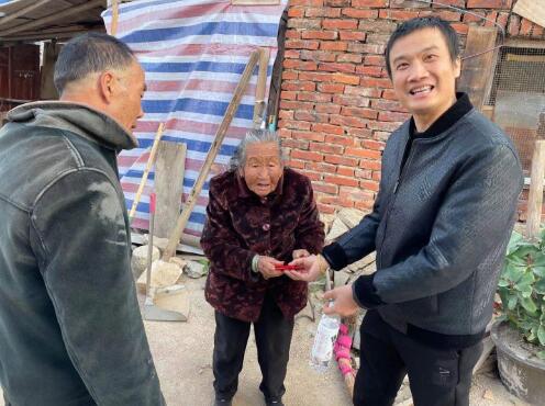 富贵大叔比V手走红春晚 坚守本心感恩回馈家乡