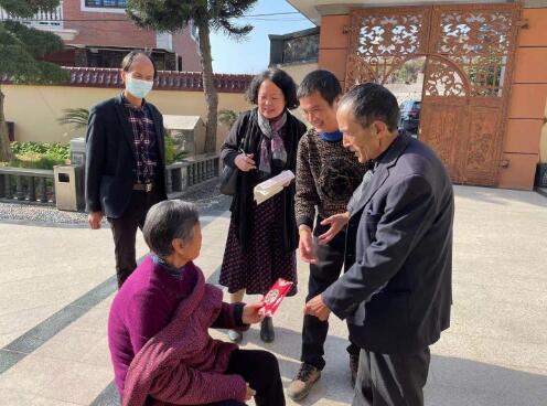 富贵大叔比V手走红春晚 坚守本心感恩回馈家乡