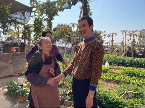 富贵大叔比V手走红春晚 坚守本心感恩回馈家乡