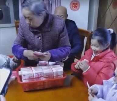 豪横！霸气外婆用筐装80万给大家发红包，爷爷给孙子发30万压岁钱