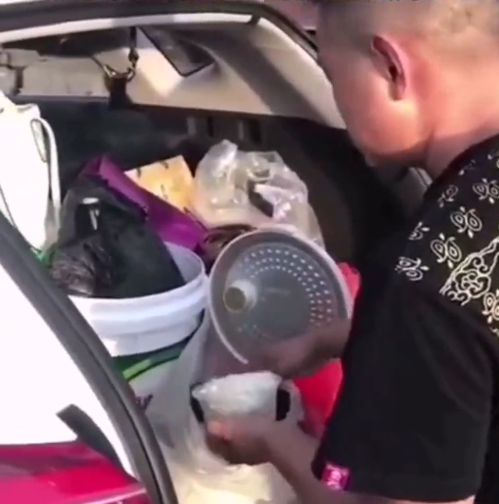 真·干饭人！高速遇堵车 男子后备箱盛饭开吃上热搜