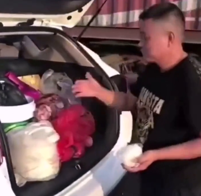 真·干饭人！高速遇堵车 男子后备箱盛饭开吃上热搜
