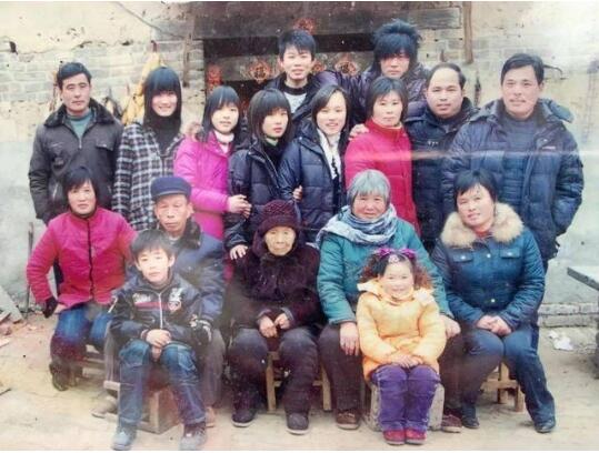 满满回忆杀!兄弟姐妹7人还原老照片场景上热搜【组图】