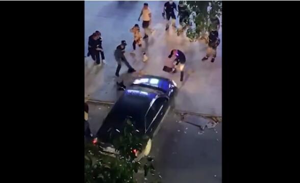 【最新】警方通报男子被围殴后遭轿车碾压 涉案8人已被抓获