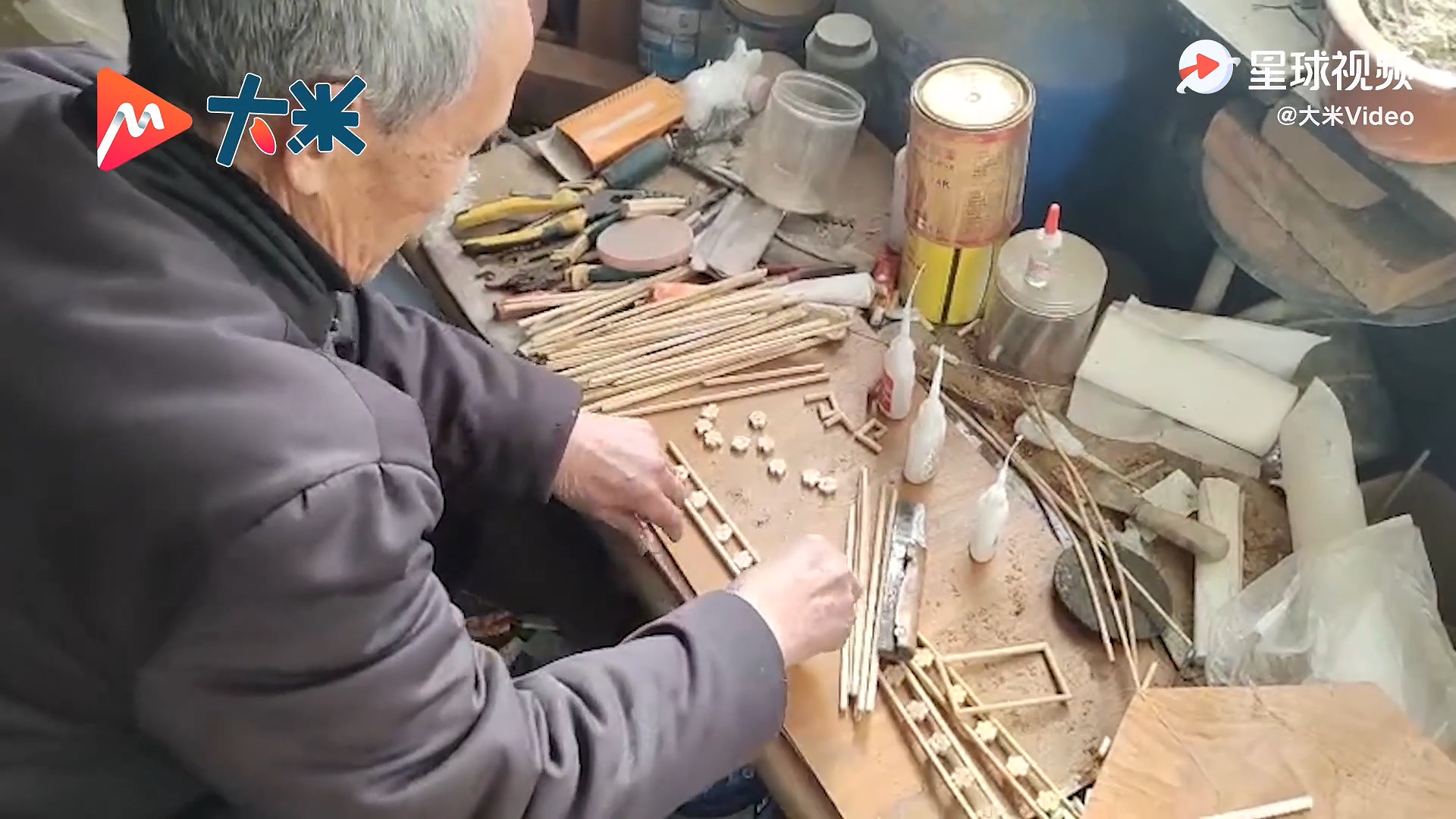 【厉害】】74岁大爷用5千双筷子搭出黄鹤楼 年轻时是木工和铁工