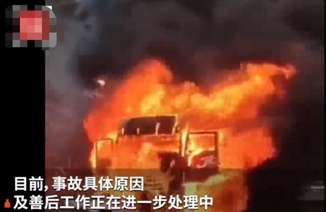 云南三车追尾致5死1伤 监控曝光 还原现场事发始末