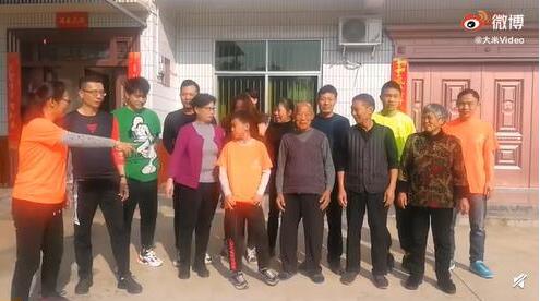 湖南18人大家庭全家上阵开运动会，奖励孩子手绘奖状