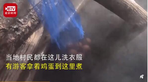 神奇！田地涌出75度热水 村民开车拉水回去洗澡