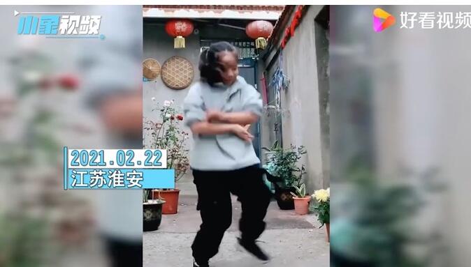 11岁农村女孩跳舞引网友喊话出道 妈妈回应说了什么？