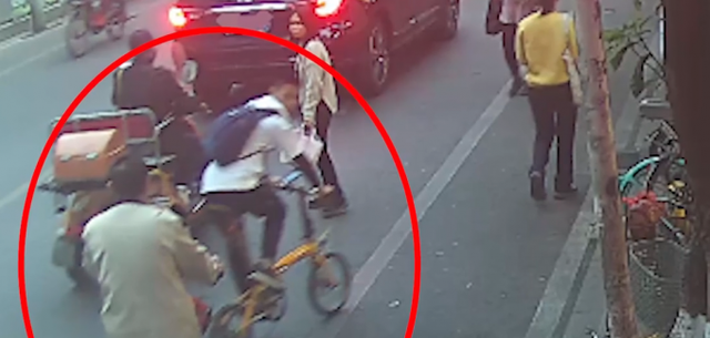 谁的错？大爷朝小伙吐唾沫被打成骨折 法庭最后的判决让人舒服了