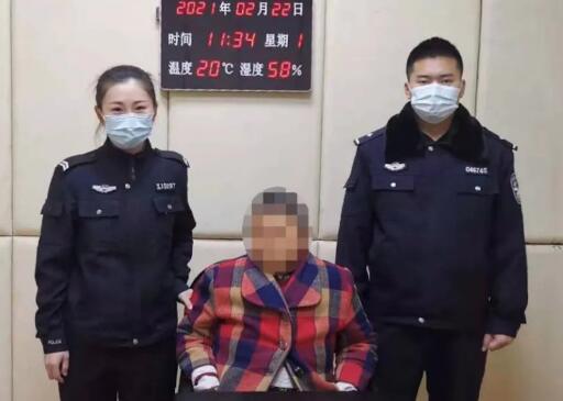 老太在新人拍照时讨喜钱被拘 过程中新人曾尝试避让