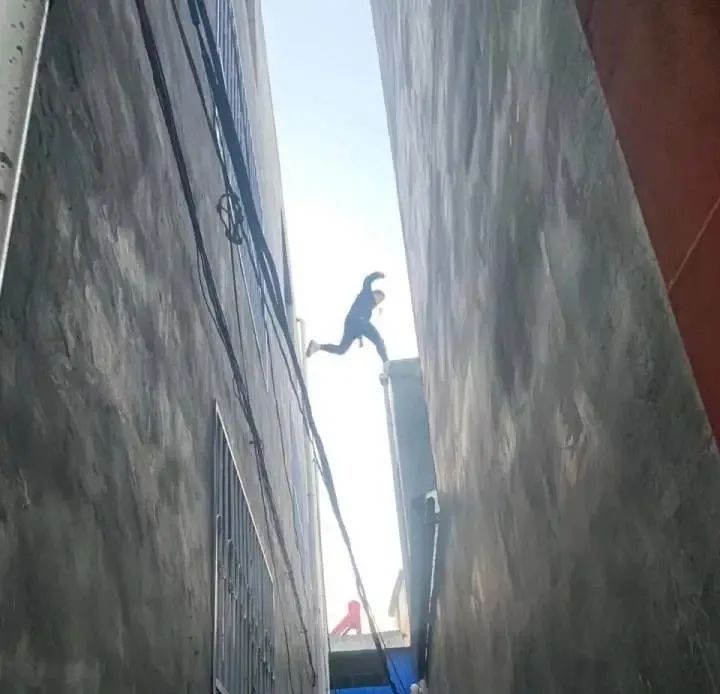 警察丈夫的照片刷爆朋友圈,妻子发出“灵魂拷问”