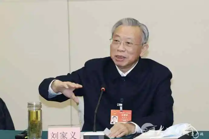 山东代表团举行小组会议 认真学习习近平总书记重要讲话 坚定不移贯彻新发展理念