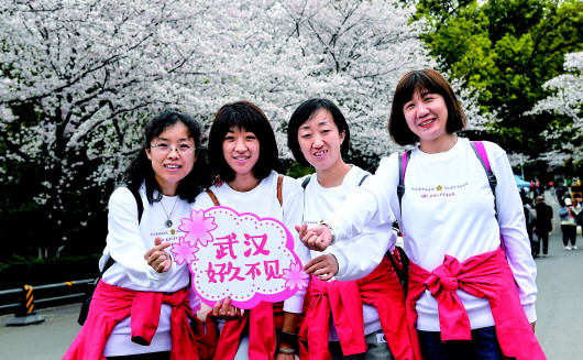 春回荆楚，抗疫英雄樱花树下再相逢