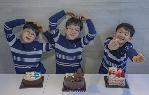 【娱报】可可爱爱！宋家三胞胎9岁生日合照曝光，网友：超人回来了