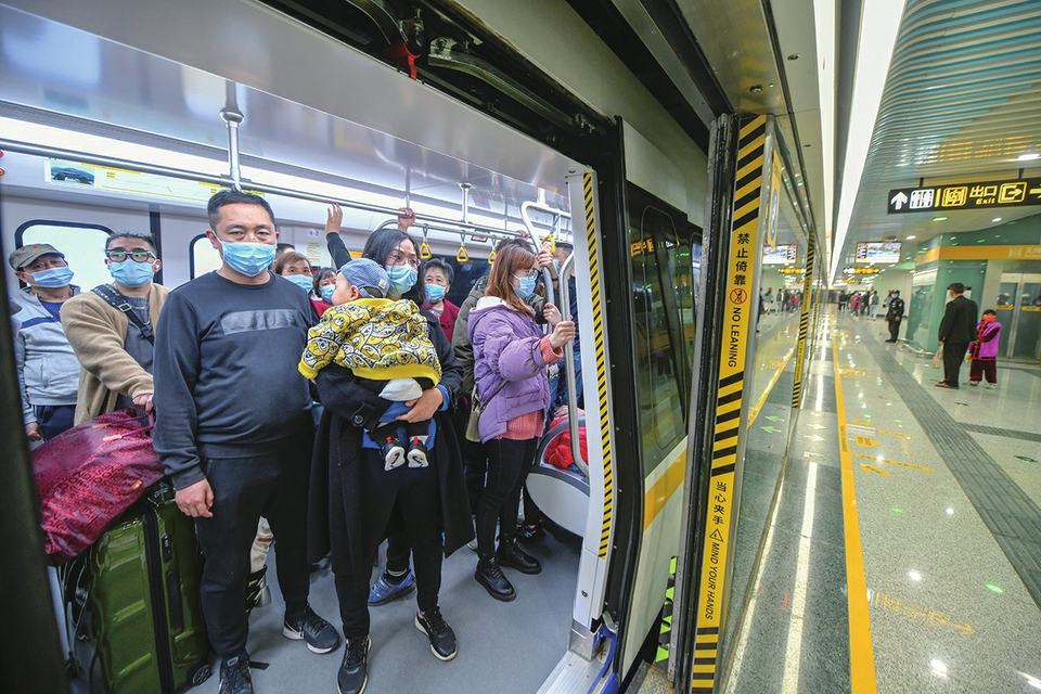 地铁2号线开通3天体验乘坐客流不断