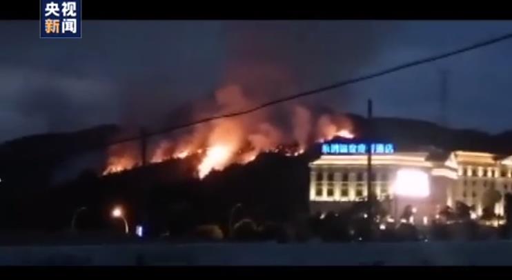 村民扫墓引发山火 目前火势已得到有效控制