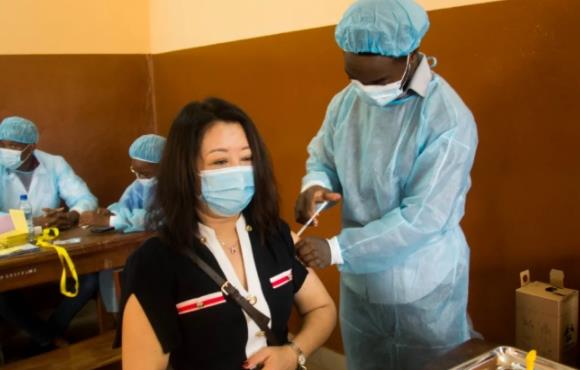 “春苗行动”在贝宁启动 中国公民接种国产新冠疫苗