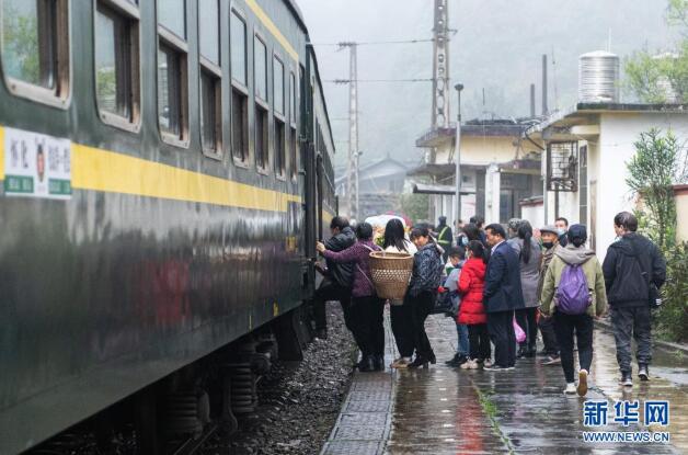 寒来暑往，穿行武陵山区的“慢火车”