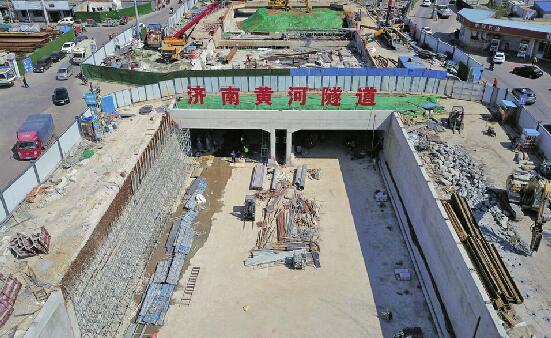 有望提前竣工通车 济南黄河隧道南岸敞开段即将铺设沥青