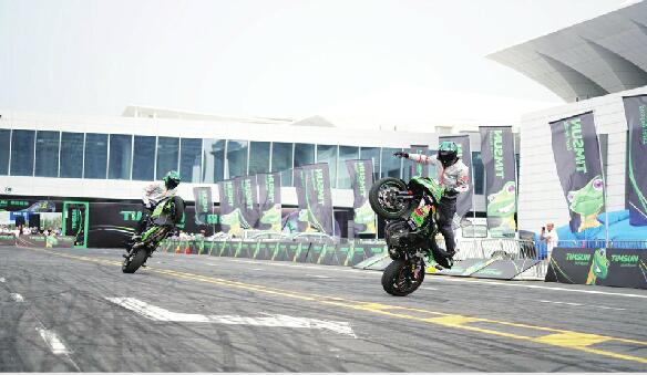 技巧花样百出，动作惊艳眼球 摩托车特技表演快来了