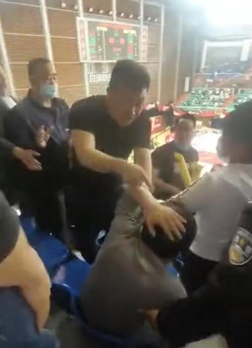 【警方通报】CBA赛场球迷互殴 双双遭行拘，现场具体发生了什么？