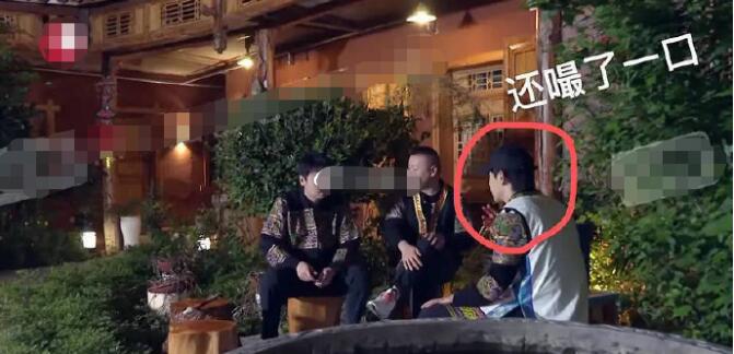 放飞自我?邓伦录节目时竟抽烟,节目组重做后期遮挡画面