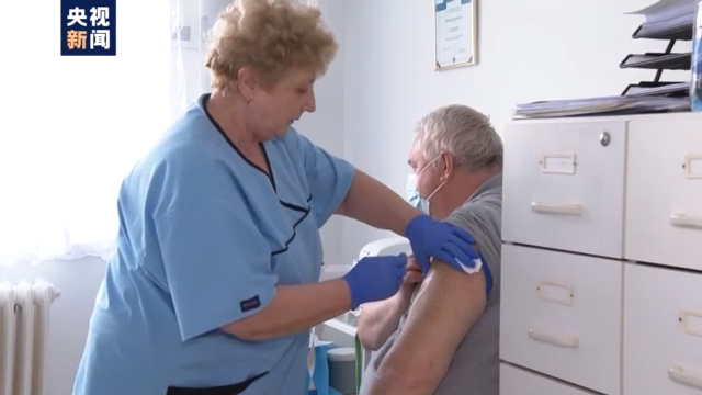 匈牙利外长赴机场迎接新一批中国疫苗